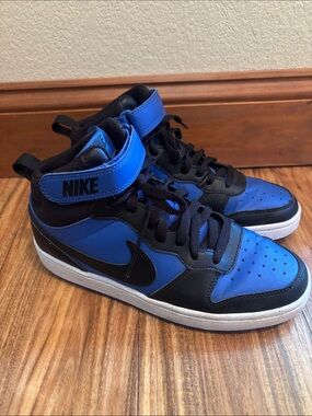 Nike Mid-Top Sneakers in Blue & Black